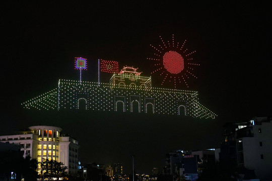 Màn trình diễn ánh sáng đón năm mới của 2.024 flycam trên bầu trời Hà Nội