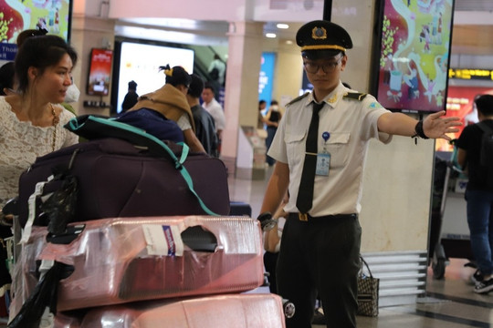 Hành khách qua sân bay Tân Sơn Nhất tăng mạnh trong mùng 2 Tết