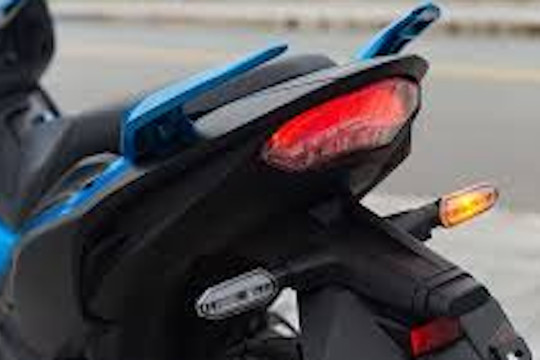Thay đổi màu đèn xi nhan xe máy có bị phạt?