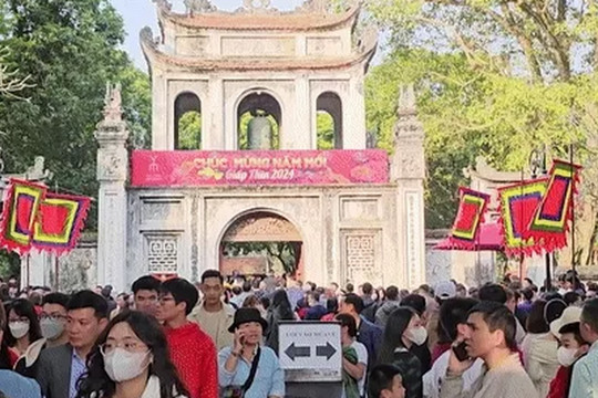 Nhiều điểm du lịch Hà Nội quá tải, du khách xếp hàng mua vé dài cả trăm mét