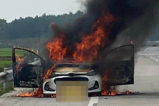 Ô tô bốc cháy dữ dội trên nút giao cao tốc Bắc - Nam