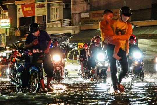 Dân vừa đón Tết vừa 'chạy ngập':  Giờ mới thấy nước dâng vào đầu năm mới