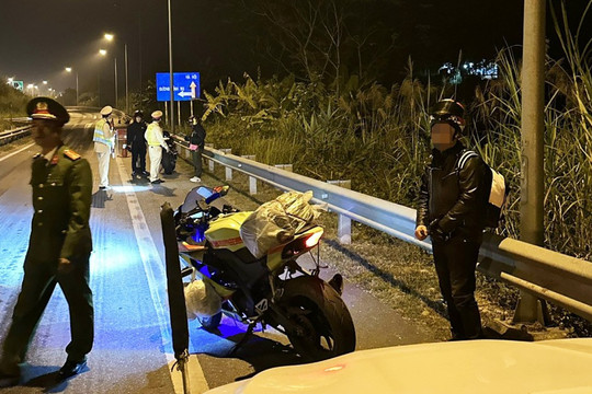 Xử phạt nhiều tài xế đi xe máy vào cao tốc Nội Bài - Lào Cai