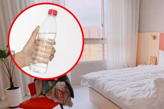 Tiếp viên hàng không luôn ném một chai nước vào gầm giường khách sạn, biết lý do bạn nhất định sẽ làm theo