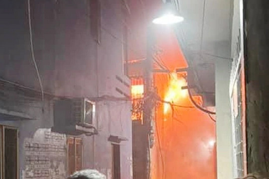 Cháy nhà trong hẻm ở TPHCM, bé trai 8 tuổi bị ngạt khói