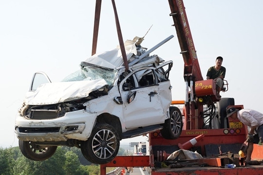 Cao tốc Cam Lộ - La Sơn: Tranh luận về nút thắt cổ chai nơi tai nạn 3 người chết
