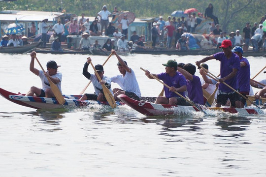 Về sông Hương xem giải đua ghe truyền thống