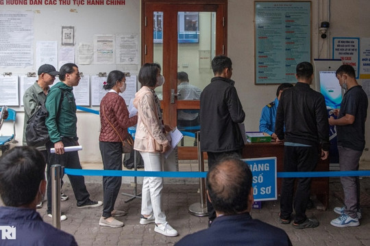 Xếp hàng rồng rắn chờ đổi giấy phép lái xe ở Hà Nội