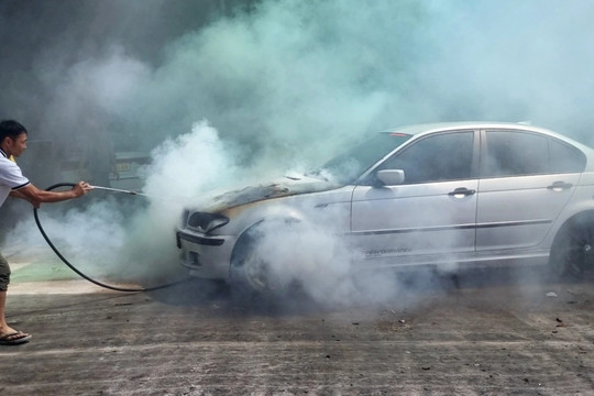 BMW bất ngờ bốc cháy trong tiệm rửa xe ở Nha Trang