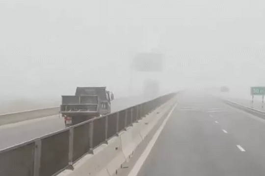 Truy tìm xe tải lao ngược chiều trên cao tốc trong sương mù dày đặc