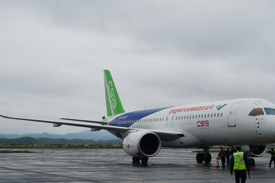 Máy bay do Trung Quốc sản xuất lần đầu đến Việt Nam