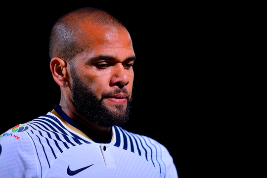 Dani Alves nhận thêm cú sốc từ Barcelona