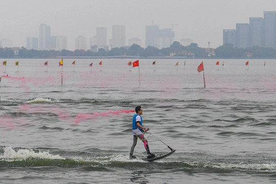 Hà Nội cho phép tập golf, lướt ván trên hồ Tây