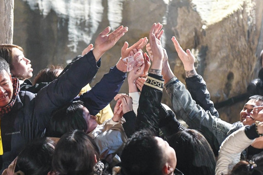 Muôn kiểu cầu may khi đi lễ chùa Hương: Hứng nước, xoa tiền, xin trúng số