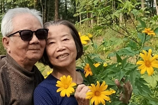 Chuyện tình cụ bà Hà Nội 80 tuổi với bạn trai U90 quen qua mạng