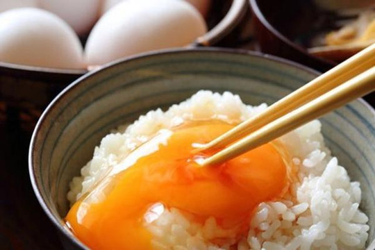 Có nên trộn cơm với trứng trước khi rang?