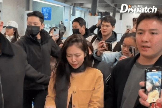 Jennie (BLACKPINK) lộ biểu cảm đau đớn vì fan quá khích ở sân bay, netizen quốc tế bức xúc