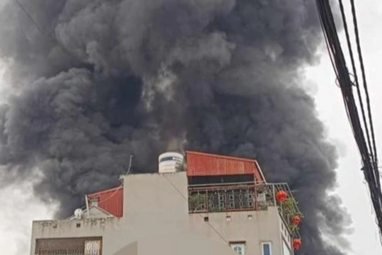Hai ngôi nhà ở Hà Nội cháy ngùn ngụt, khói bốc cao hàng chục mét