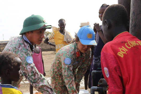 Công binh Việt Nam "giải cơn khát" nước sạch cho người dân Abyei