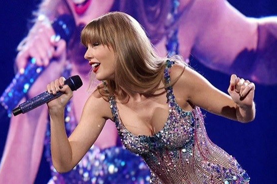 Sao Việt 'đu' sát Taylor Swift tại concert diễn ra ở Singapore