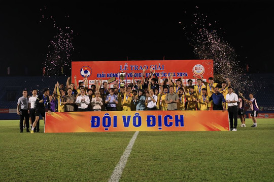 Khoảnh khắc U19 Hà Nội nâng cúp vô địch giải U19 Quốc gia 2024