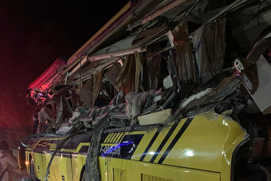 Ô tô khách va chạm với xe container trên quốc lộ 2, 5 người tử vong tại chỗ