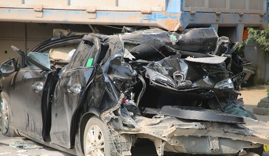 Bủn rủn khi thấy ô tô con dưới gầm xe tải trong vụ tai nạn liên hoàn