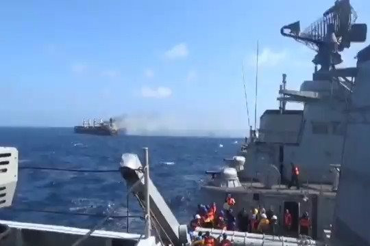 Video cứu hộ 21 người trên tàu có thủy thủ Việt thiệt mạng do bị Houthi tập kích