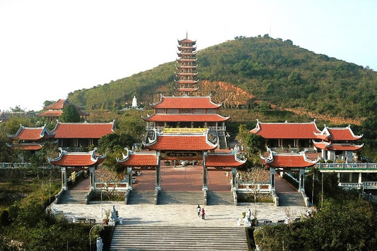 Ngắm ngôi chùa đồ sộ trên đỉnh núi, giữ 4 kỷ lục Việt Nam