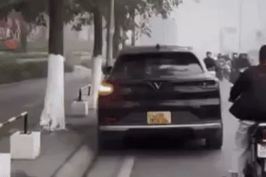 Hà Nội: Xử phạt tài xế ô tô đi ngược chiều trên phố Minh Khai