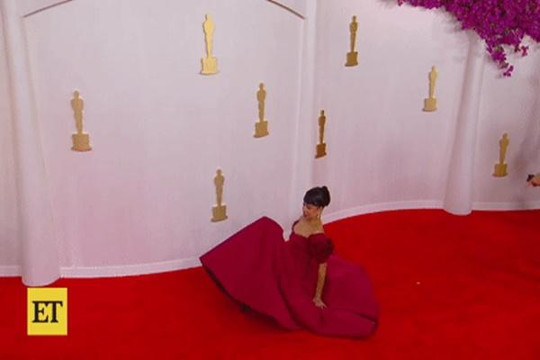 Nữ diễn viên 27 tuổi bất ngờ ngã nhào trên thảm đỏ Oscar