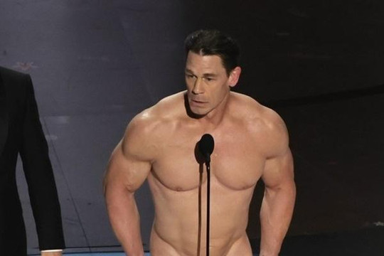Nam diễn viên John Cena khỏa thân trên sân khấu lễ trao giải Oscar 2024