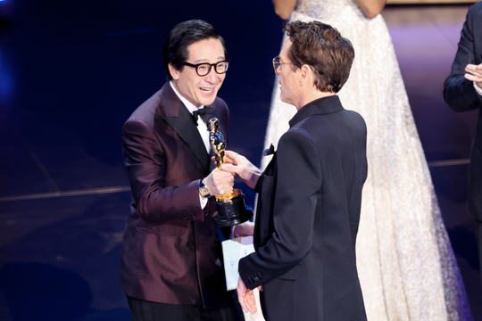 2 diễn viên nhận giải Oscar bị chỉ trích vì giật cúp, phớt lờ đồng nghiệp gốc Á?