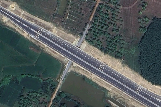 Bổ sung cảnh báo tại các điểm 'bóp làn' trên cao tốc Cam Lộ - La Sơn