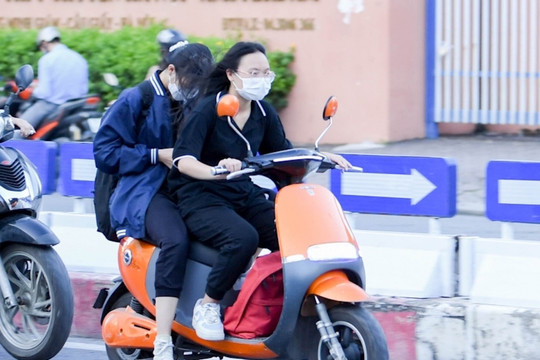 Nhiều học sinh cấp 2 Hà Nội thản nhiên đi học bằng xe máy điện bất chấp luật cấm