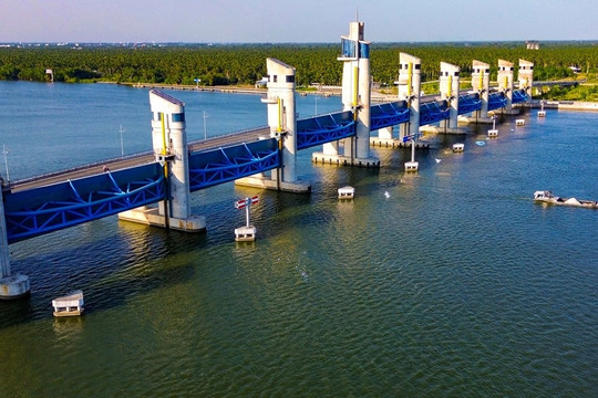 'Siêu cống' thủy lợi lớn nhất Việt Nam giữ nước ngọt cho người miền Tây