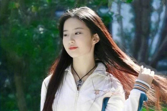 Vẻ đẹp thuần khiết năm 17 tuổi của Lưu Diệc Phi 'gây bão' mạng xã hội