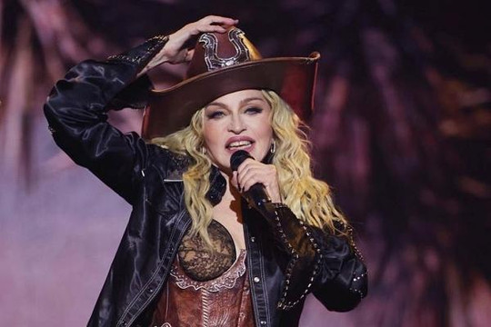 Madonna phải xin lỗi vì mắng fan ngồi xe lăn... không chịu nhảy