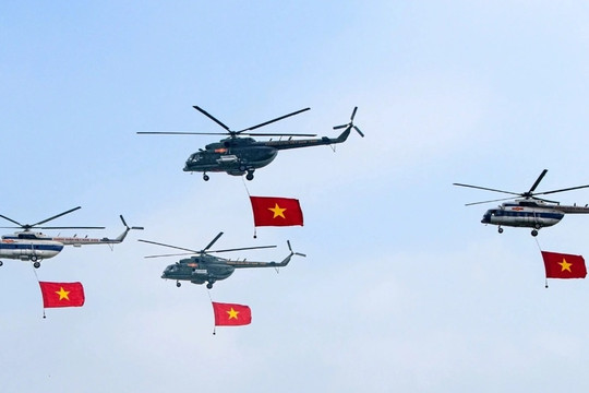 12 trực thăng bay chào mừng 70 năm chiến thắng Điện Biên Phủ