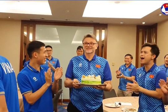 Tuyển Việt Nam tổ chức sinh nhật cho huấn luyện viên Troussier