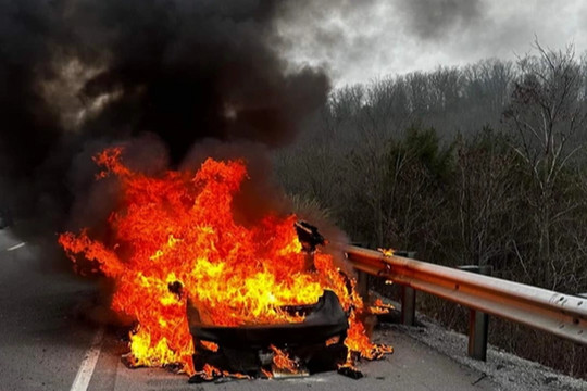 Vì sao xe điện nhiều nguy cơ cháy và khó dập lửa?