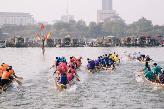Sông Hương sôi động với giải đua ghe truyền thống