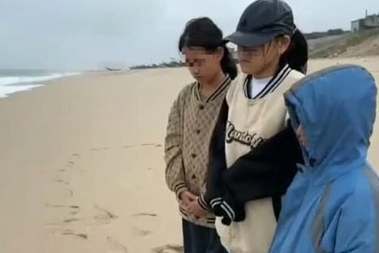Bố mẹ mất tích khi đi đánh cá, 3 con nhỏ dõi mắt ra biển ngóng tin