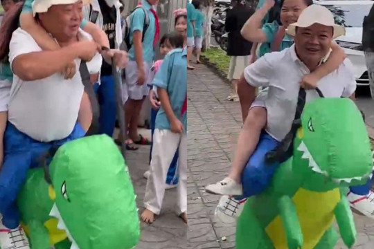 Đà Nẵng: Cha mặc đồ khủng long đón con gái ở trường gây sốt mạng xã hội