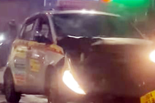 Xe taxi tông nhiều phương tiện chờ đèn đỏ ở Hà Nội, đôi nam nữ nguy kịch