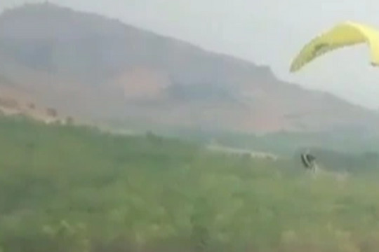 Khoảnh khắc sự cố khiến phi công bay dù lượn ở Kon Tum tử vong
