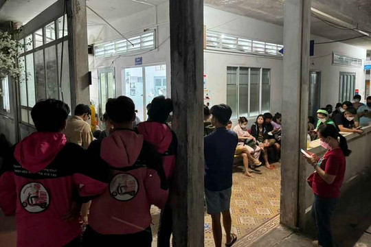 Xếp hàng dài trong đêm chờ hiến máu hiếm cứu sản phụ nguy kịch ở Phú Quốc