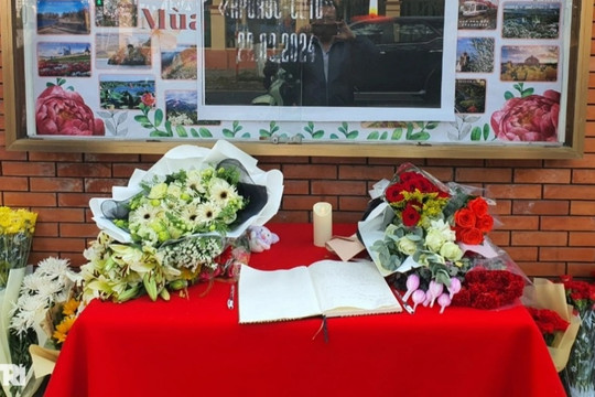 Người dân Đà Nẵng đặt hoa tưởng niệm nạn nhân bị khủng bố ở Nga