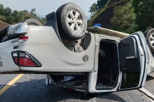 Xe bán tải 'phơi bụng' trên cao tốc La Sơn - Túy Loan, 2 người bị thương