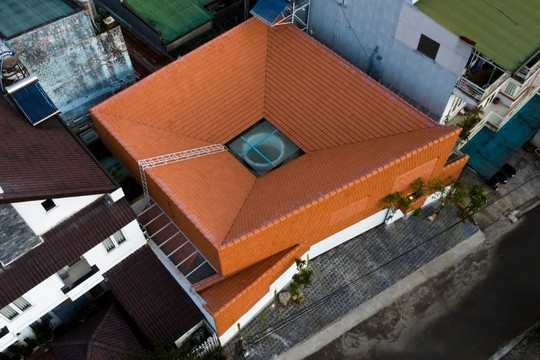 Căn nhà độc đáo với mái ngói ngược và chức năng 'bẫy gió' tại Lâm Đồng